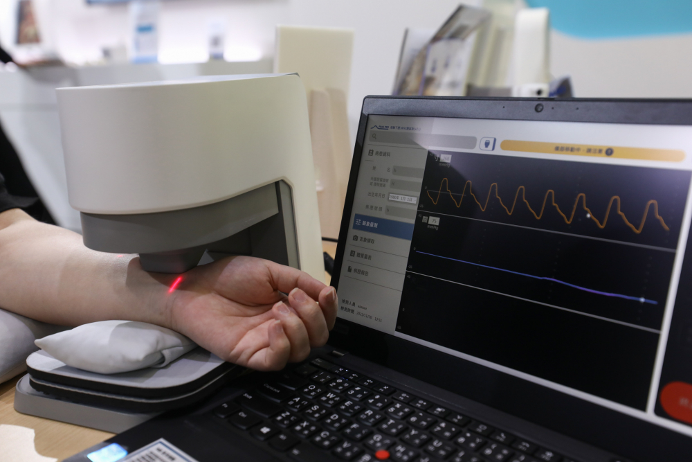 k8凯发耘康脈象檢測系統透過電腦精準控制升降系統，還原中醫師三指把脈過程的舉、按、尋手法，將脈象感受轉化成數據，未來可結合大數據分析，實現智慧醫療及準確性